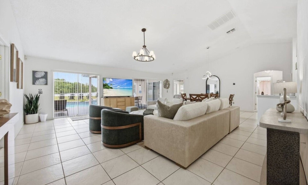 Thousand Oaks House | Lakefront Pool Home | Disney | 16+ Guests | Spa