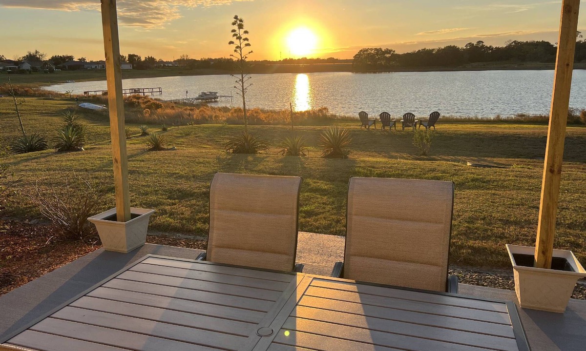 Lake Wales House | Lakefront Sunset Retreat | Screened Patio, Fire Table & Outdoor TV | Near Legoland & Bok Tower