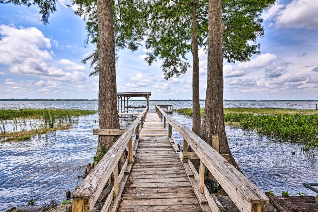 Tavares House | Lakefront Tavares Home with Sunroom and Boat Dock