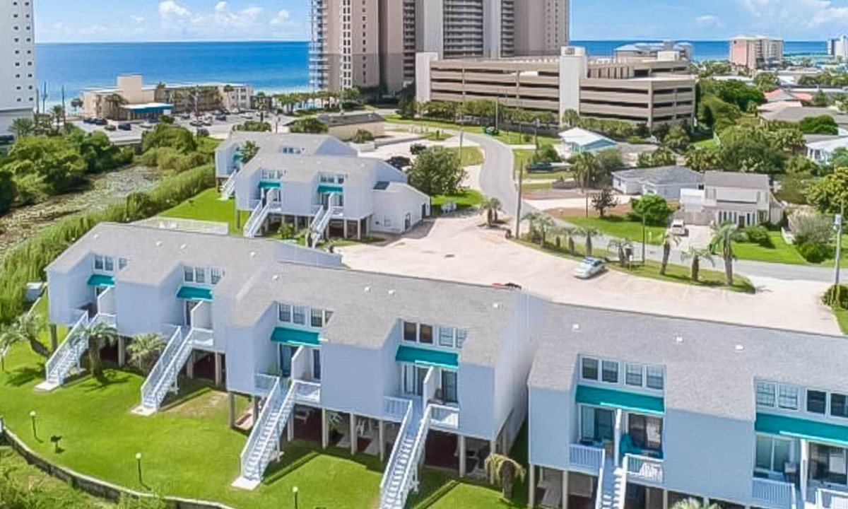 El Centro Beach Condo | Lakefront townhome near great attractions with beach access, pool & amazing view