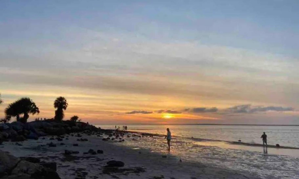 Tarpon Springs House | LAKEHOUSE RETREAT, a lakefront villa with pool & hot tub close to beaches