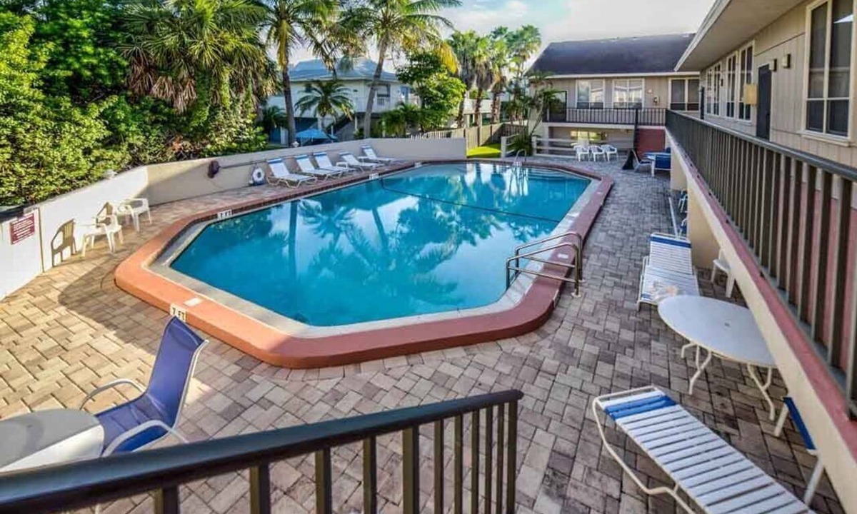 Holmes Beach Condo | LaPlayita 5 - Anna Maria Island - Condo 2 Bedroom/2 Bath , maximum occupancy of 4 people.
