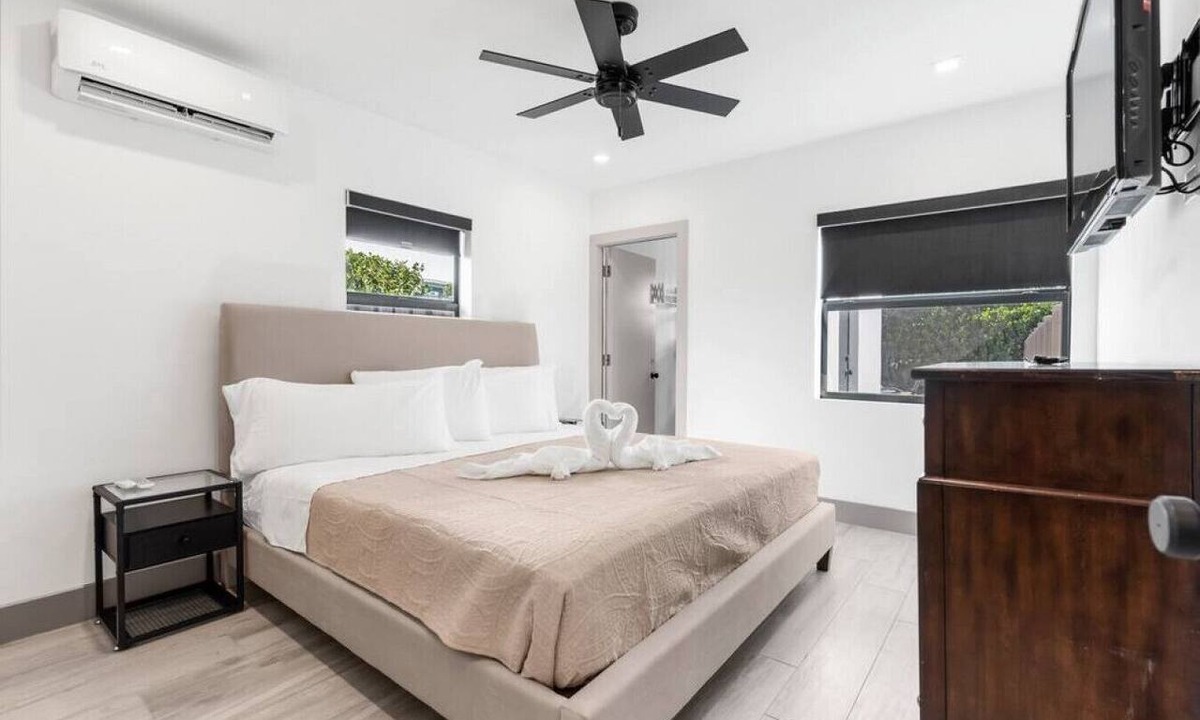 Lake Ridge Apartment | Lauderdale Modern 1 Bedroom 1 Bathroom with Private Backyard