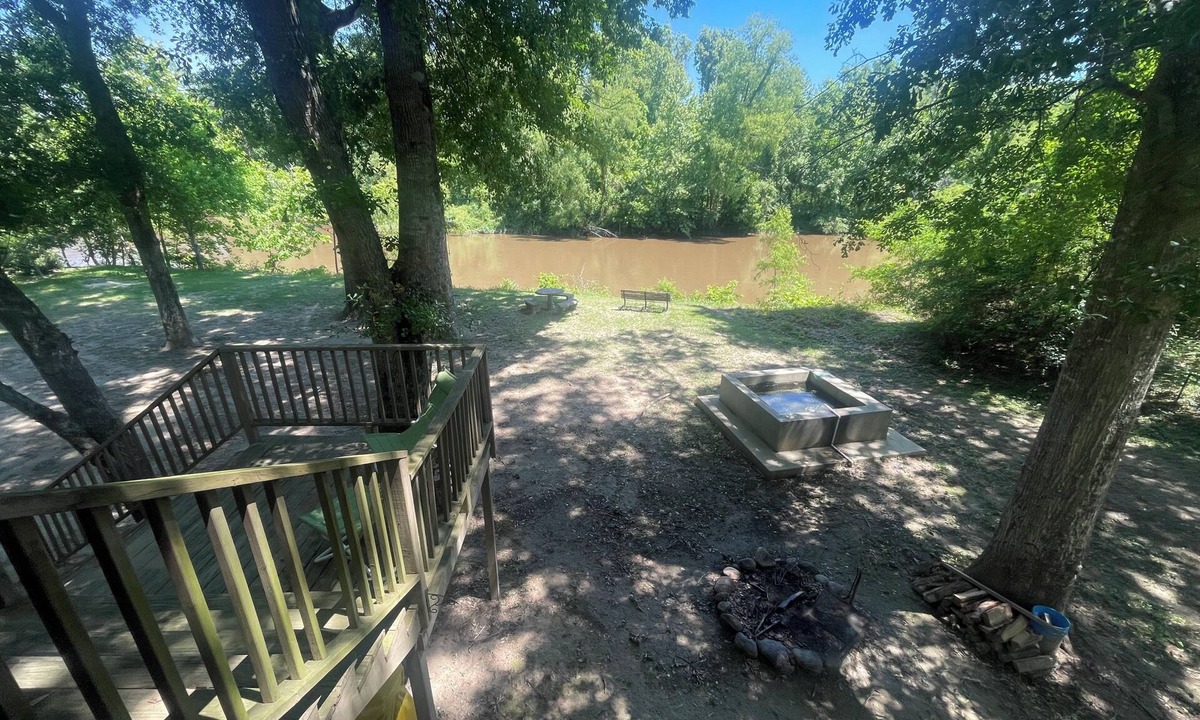 Talisheek Cabin | Lazy Aker Nest-river front, family fun, cold pool, stars, picnic, gatherings