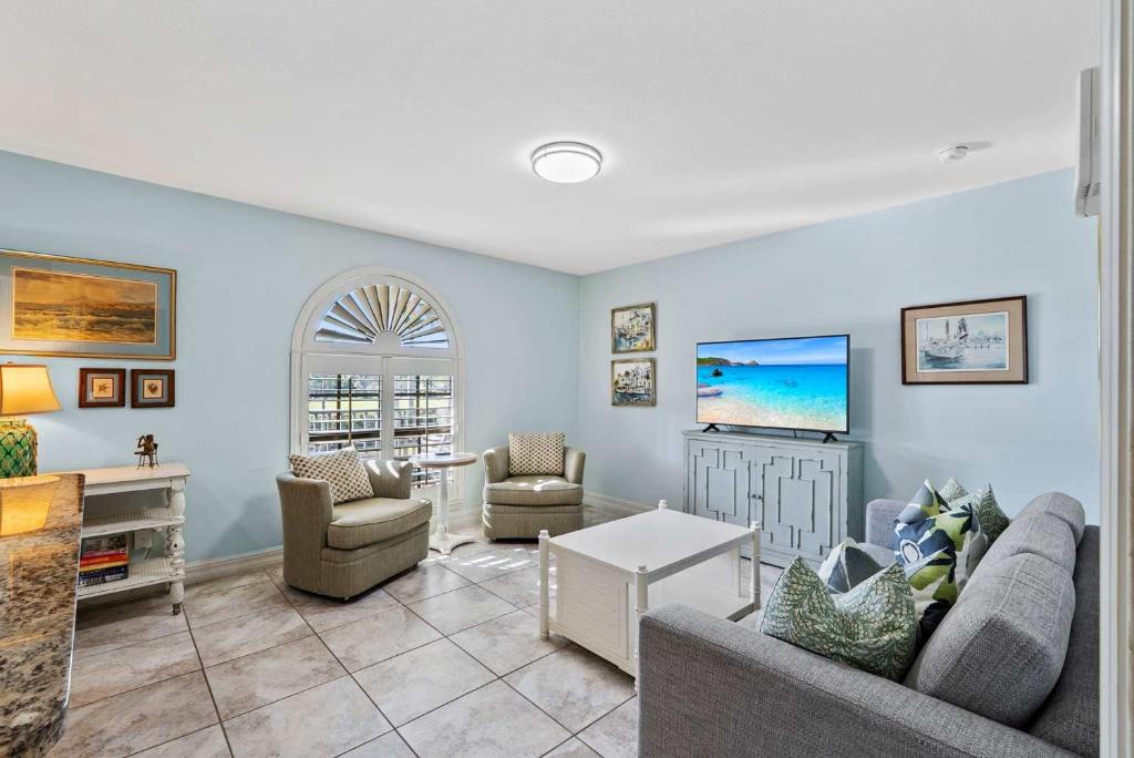 Old Naples House | Le Monaco - 1 BR Romantic Condo! Getaway Steps from 5th Ave S Stylish Coastal Retreat with King Bed Beach Access and Prime Location, Near Dining Shopping and Sunset Views!