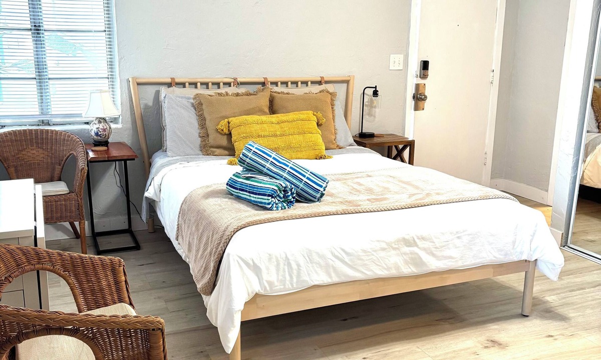 Sarasota Apartment | Lido Key- quaint studio remodeled holiday cottage-A