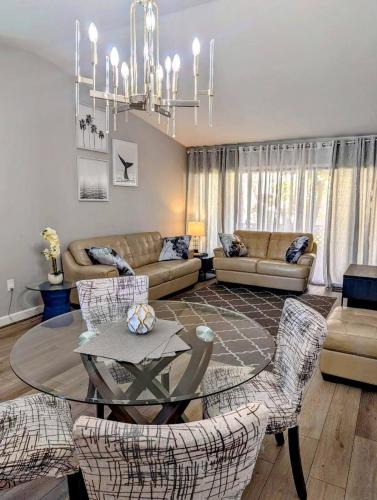 Gulf Gate Estates Apartment | Lovely 2 bedroom condo with a pool!