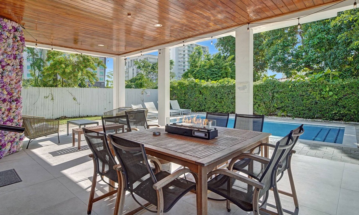 The Roads House | LUXE 4BR - Pool & FirePit - Walk to Restaurants & Bars - 15 mins to South Beach
