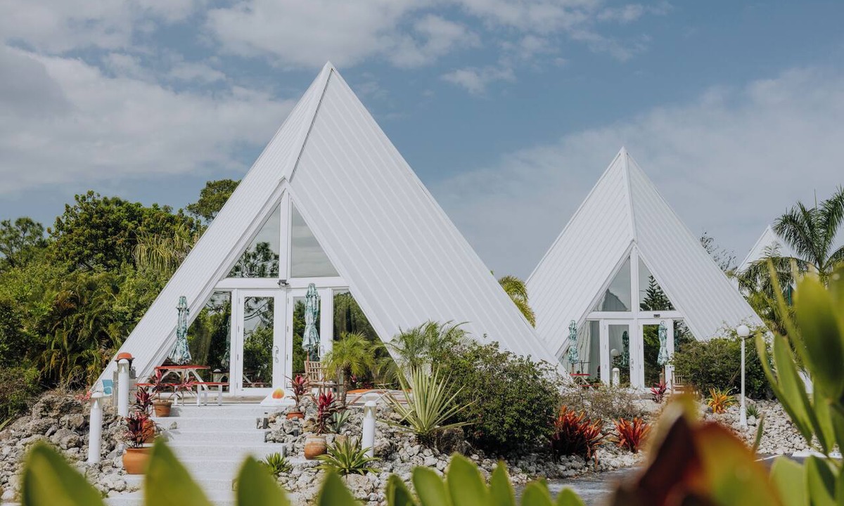 San Carlos Park Ski Chalet | Luxor Pyramid – Tropical Paradise in Fort Myers