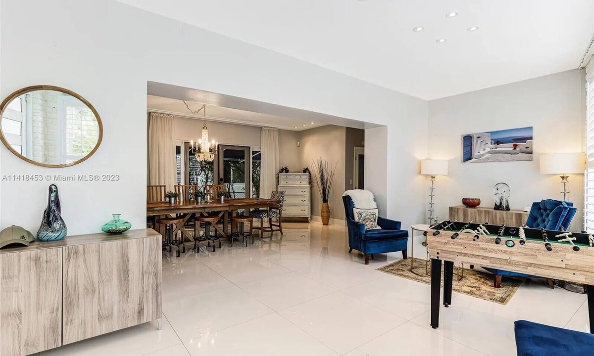 Surfside House | Luxurious 4Bdr with a pool, blocks to beach