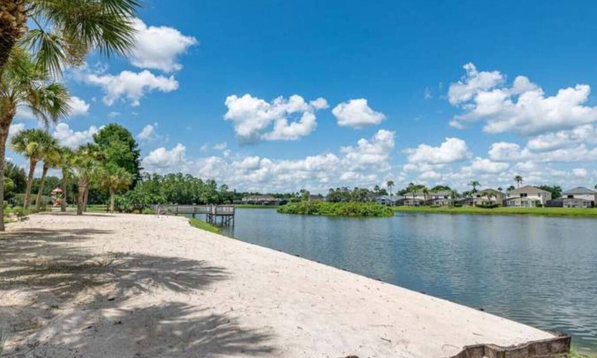 Seasons House | Luxurious Lake Berkley Townhome minutes away from Disney Parks and Shopping