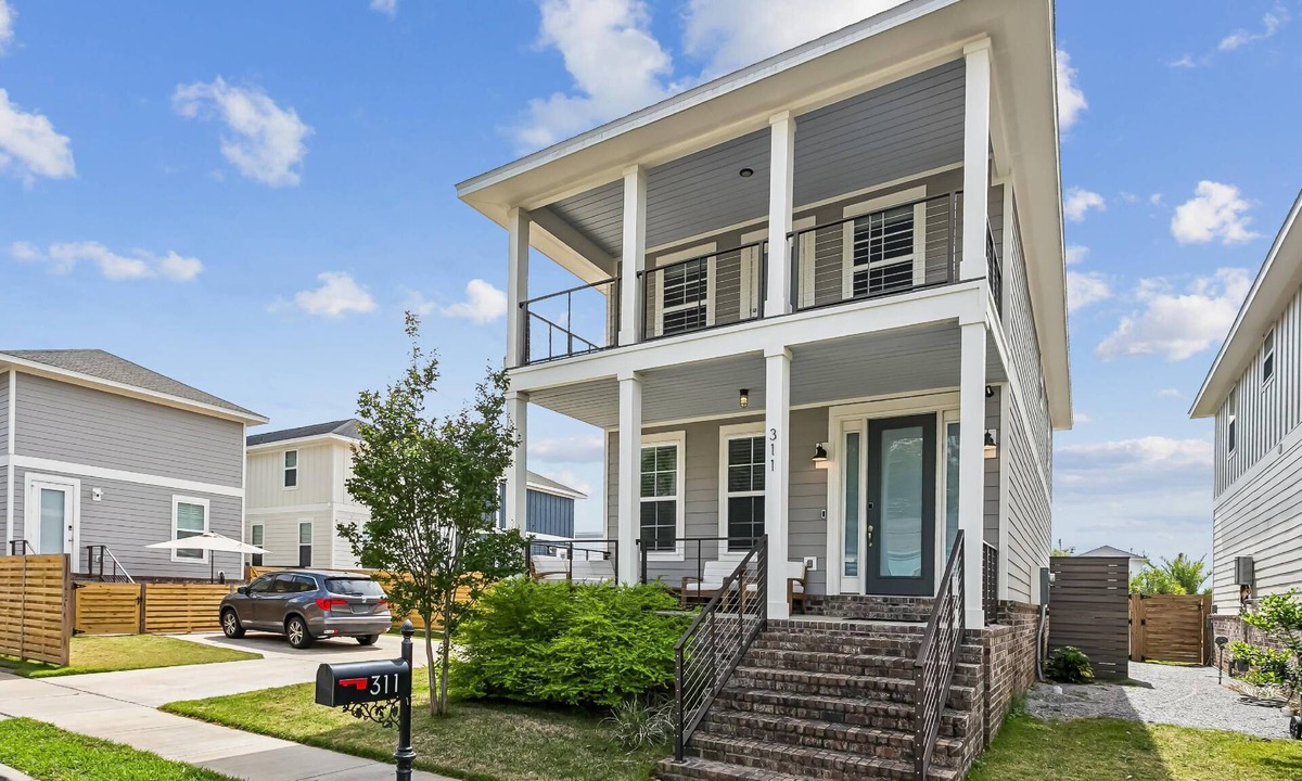 Downtown House | Luxurious Newer Home - Prime Location in Downtown Pensacola - Outdoor Kitchen - Private Weight Room