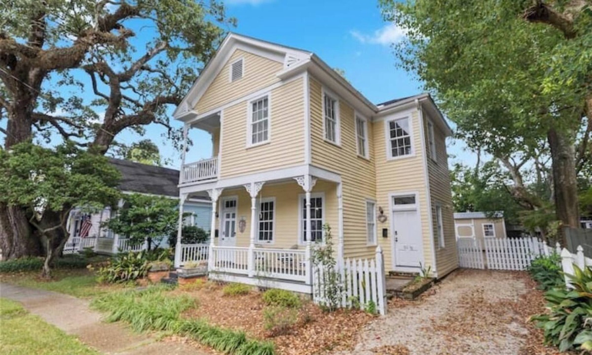 Washington Square House | Luxurious Oakleigh Home; Walk to Mardi Gras; 15+