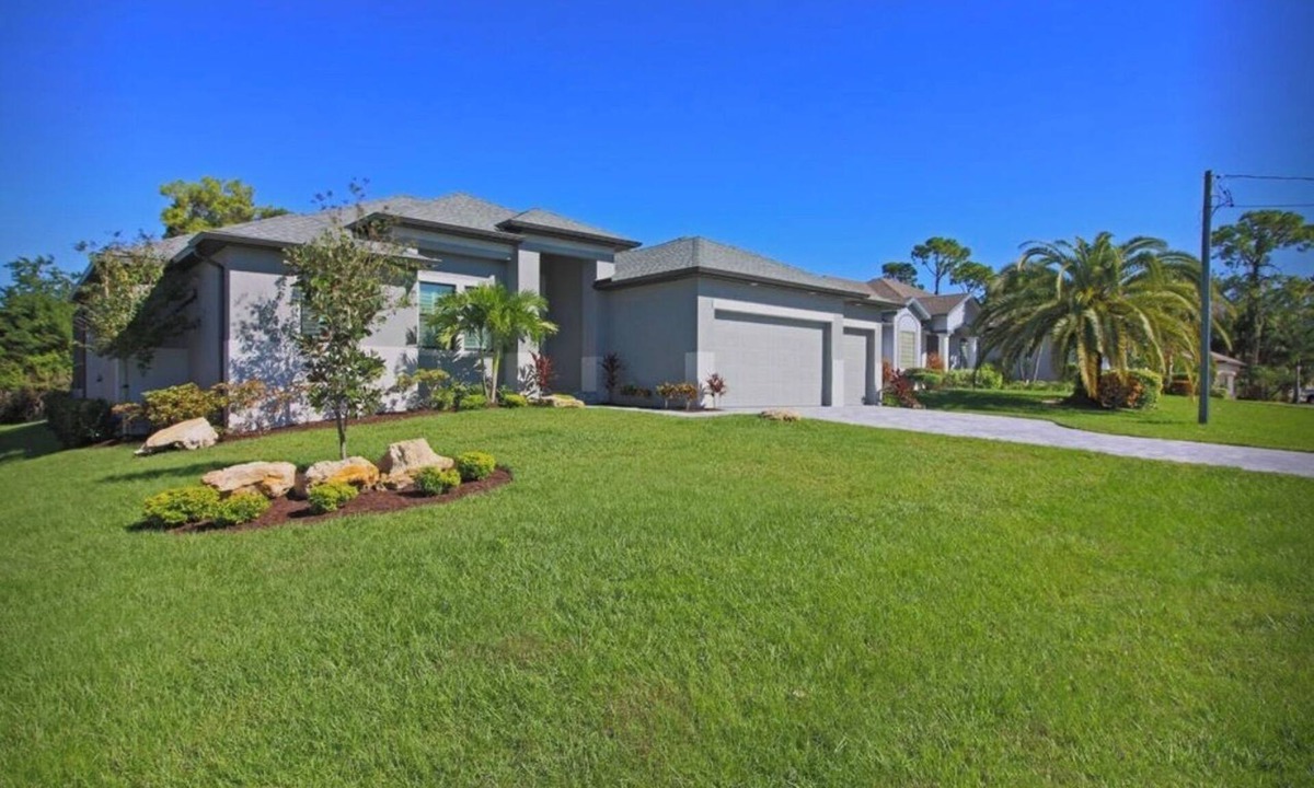 Long Meadow House | Luxurious Vacation Home on Long Marsh Golf Course 11th Green in Rotonda West