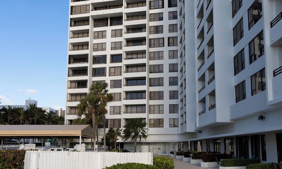 Hollywood South Central Beach Condo | Luxury 2-bedrooms beach condo in Hollywood Beach with direct ocean view, Publix