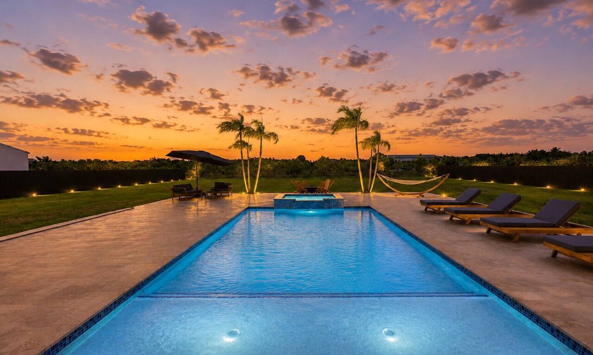 Ludlam House | Luxury 5BR Retreat W/Pool,Jacuzzi & Outdoor Kitche.