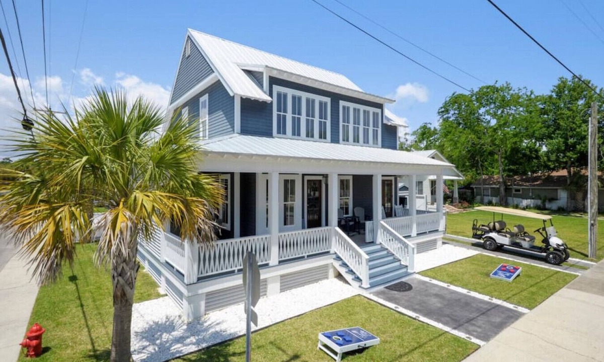 Old Town House | Luxury Coastal Retreat | Sleeps 8 | Private Pool | Walk to the Beach!