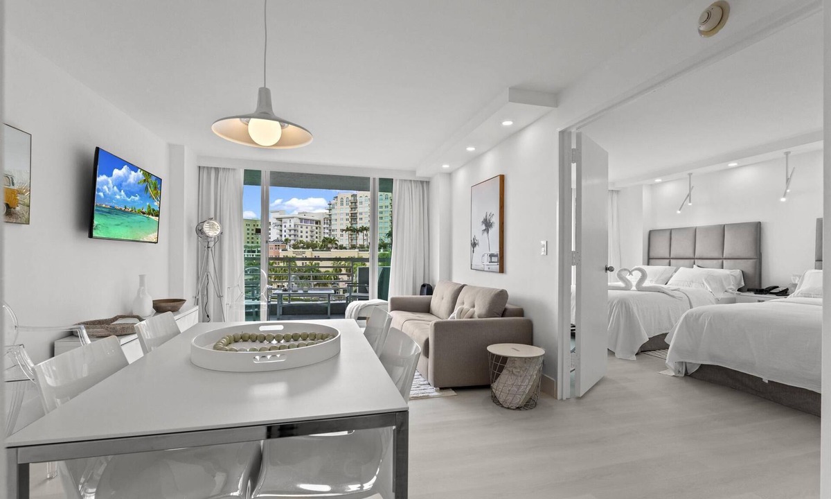Birch Park Finger Streets House | Luxury Condo Hotel on the Beach located at 5 mints walk to Central Beach, FL.