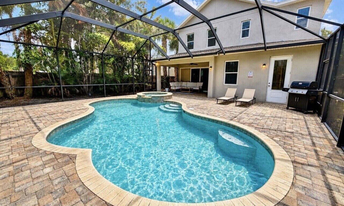 SoHo House | Luxury Family Retreat | Heated Pool, Grill, Pet Friendly