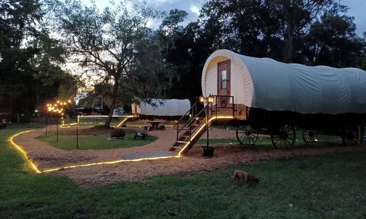 Putnam Hall Cabin | Luxury Highland Cow Glamping in Cozy Covered Wagon with Peaceful Farm Retreat in Melrose, Florida