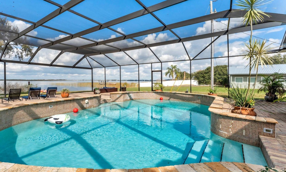 Lake Hamilton House | Luxury Lakefront Retreat | Heated Salt Pool, Dock & Kayaks | Home Theatre & EV Charger