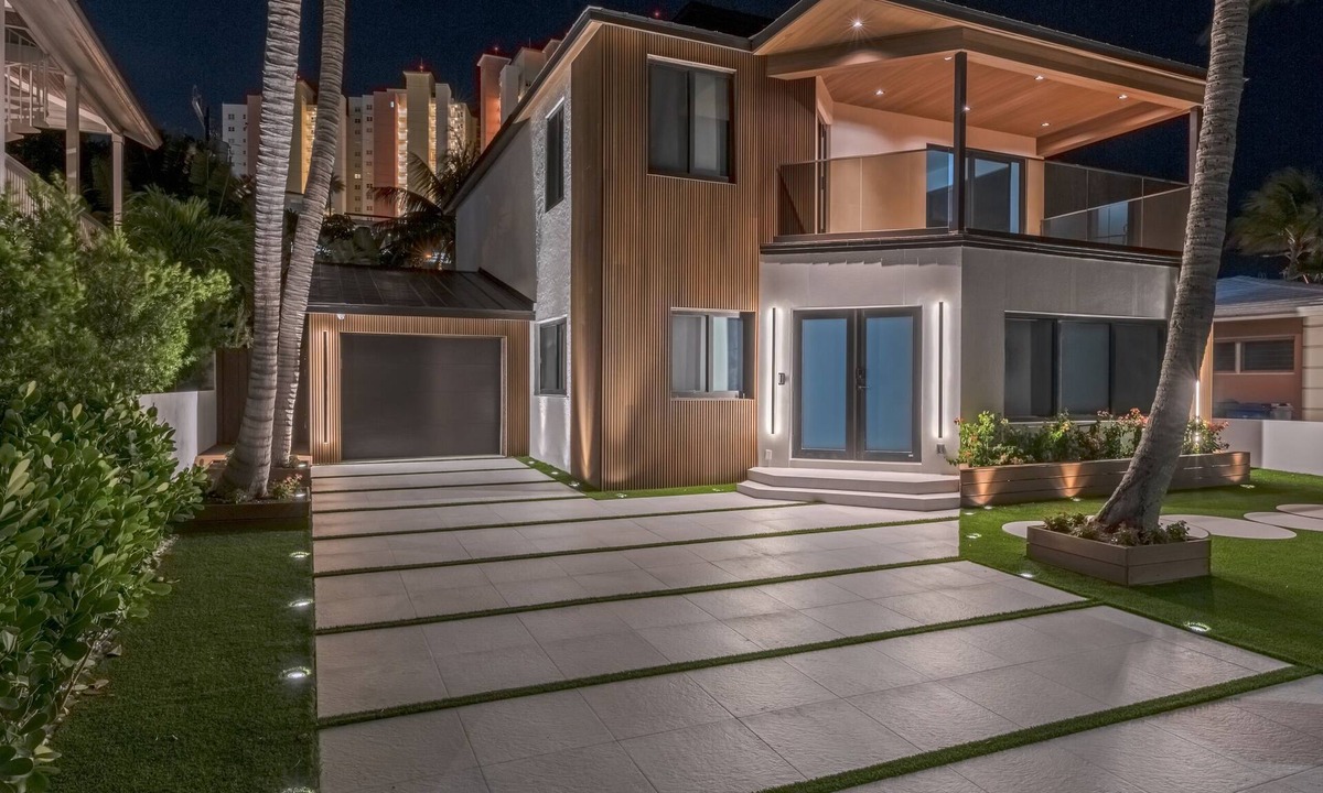 Riviera Beach House | Luxury Modern 3/2 w/Gorgeous Intracoastal Views & Endless Fun. Sleeps up to 10