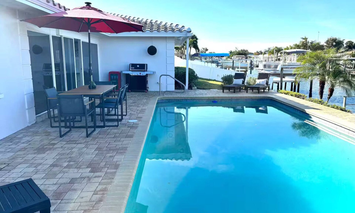 Tampa Villa | Luxury Modern Waterfront Villa - Saltwater Pool/Fishing Dock/BBQ - Sleeps 12