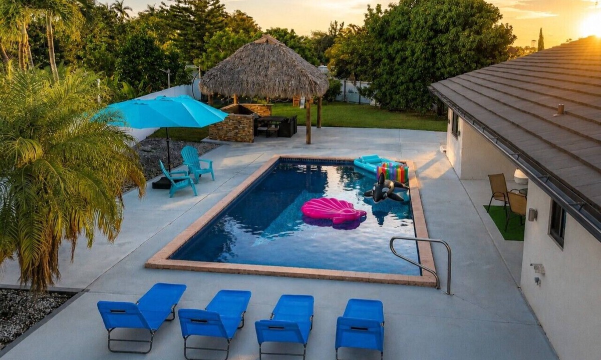 Country Walk House | Luxury & Spacious/Large pool/BBQ/Game room/Pool