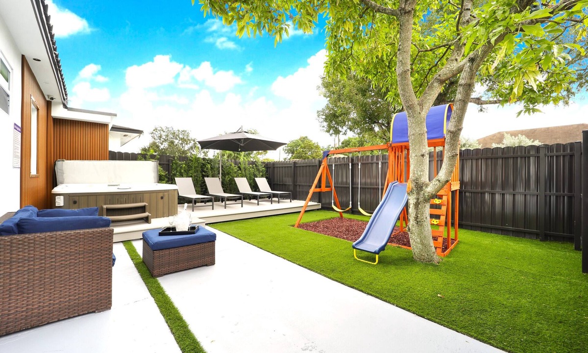 Flagami Villa | Luxury The Rock & Music Villa Miami!/Baby Items/BBQ/Playground/Work Area