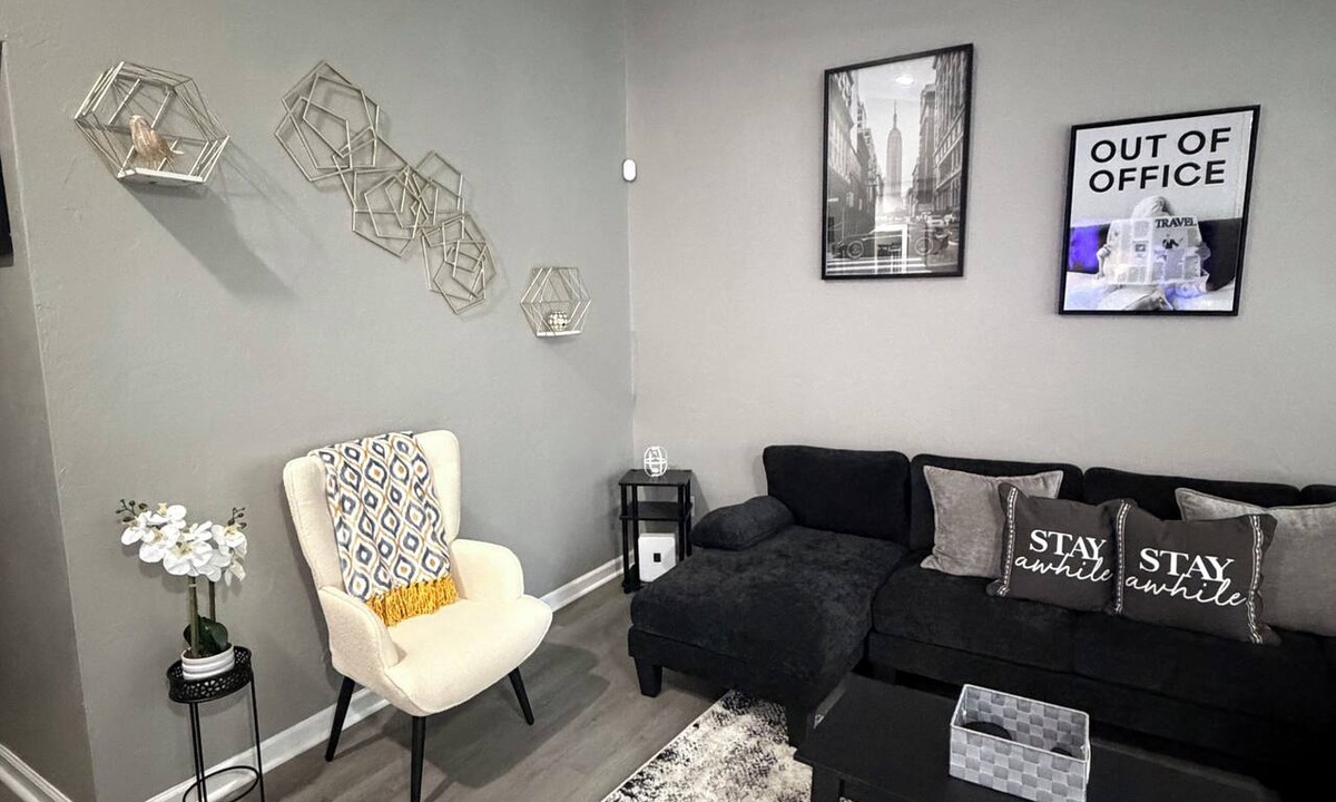 Tallahassee House | Luxury Townhome Retreat Family & Business Ready