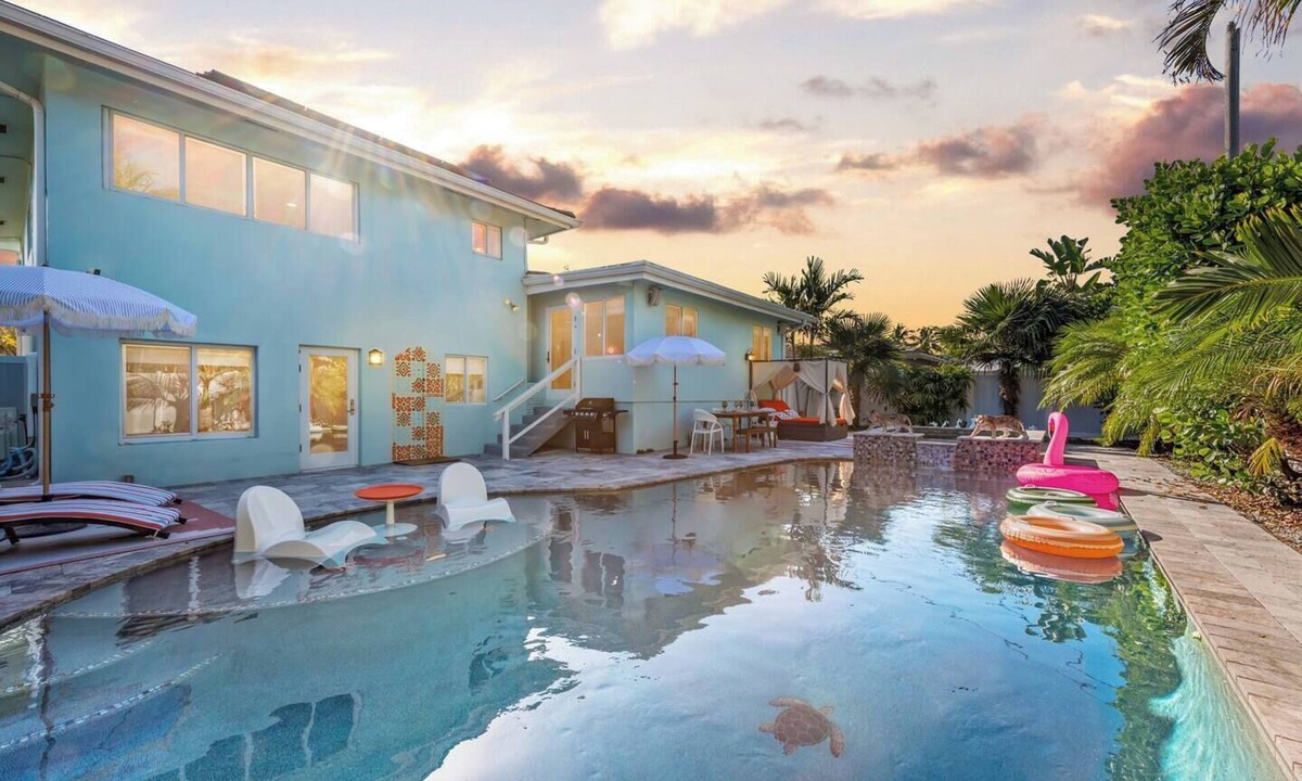 South Corals House | Luxury Villa I Pool, Jacuzzi, Cinema & Game Room