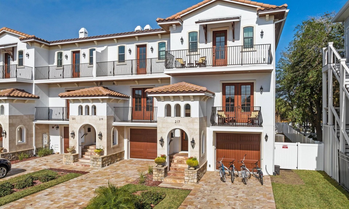 Jacksonville Beach House | Luxury Villa 4 Bedrooms & 4.5 Bathrooms Easy Walk to Beach & Dining