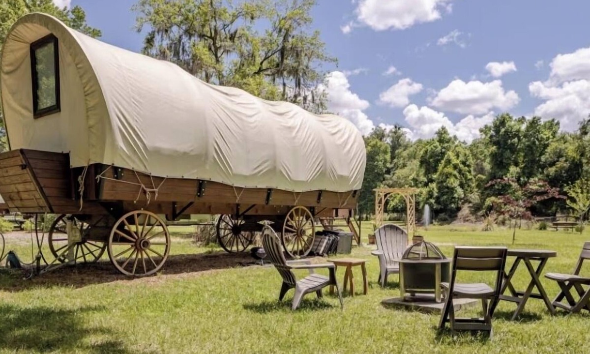 Putnam Hall Apartment | Luxury Wagon Farm Experience + Perks