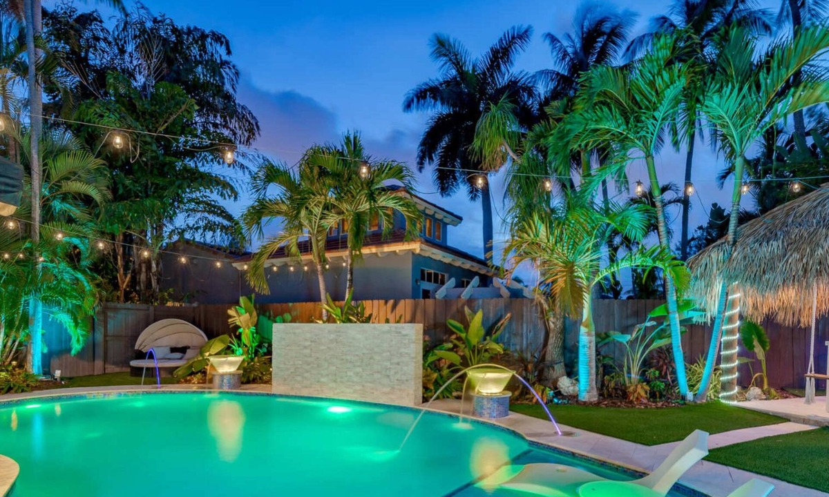 Victoria Park House | LVS Casa Floridita - 5 Bedroom/Heated Pool/Tiki/Outdoor Oasis
