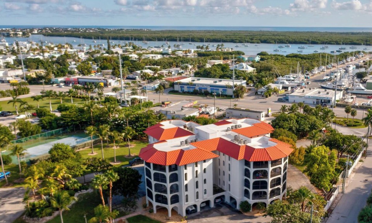 Marathon Condo | M18 - Spacious 3 bedroom, 2 bath Gulf side condo!