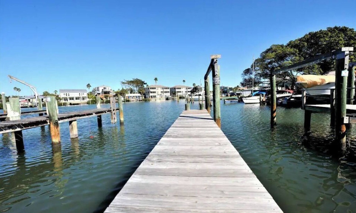 Madeira Beach Apartment | Madeira3 Waterfront & 2-3 minutes' Walktothe Beach