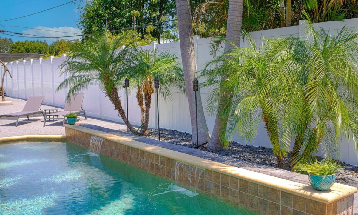 Conway House | Magazine like huge home w/pool city center/parks