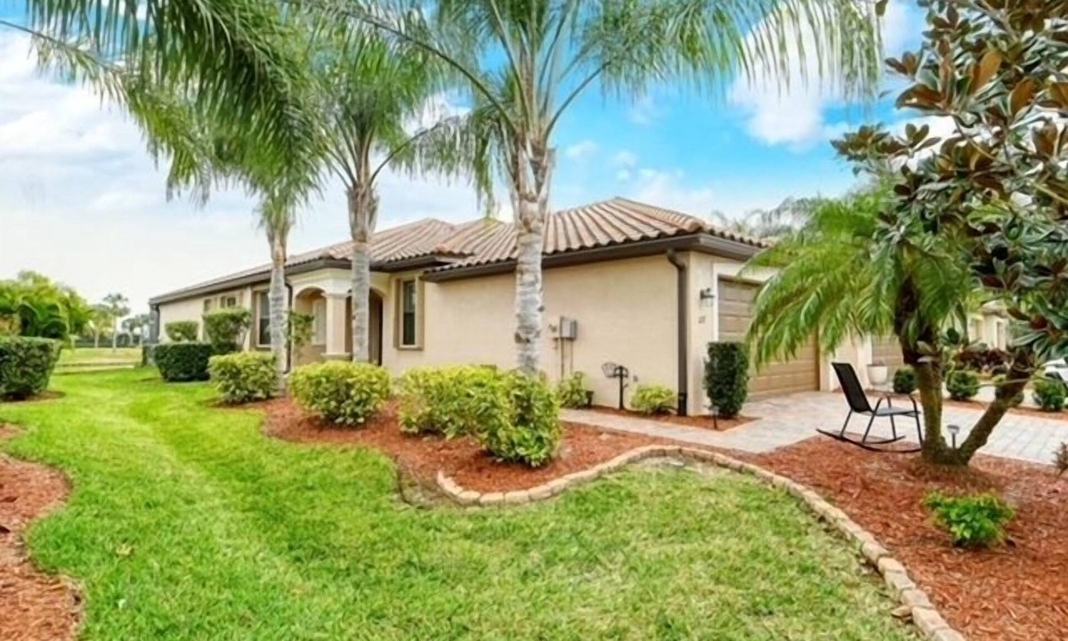 Bradenton House | Magnolia Villa - resort villa with amenities, on the golf course