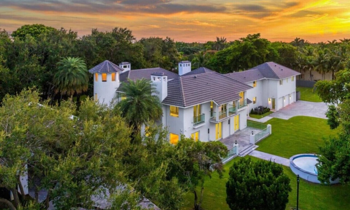 Palmetto Bay House | Maison – Luxe 9-Bed Estate with Pool & Court