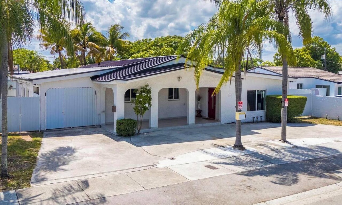 Flagami House | Miami Oasis: Central, Near Airport, BBQ, Playset