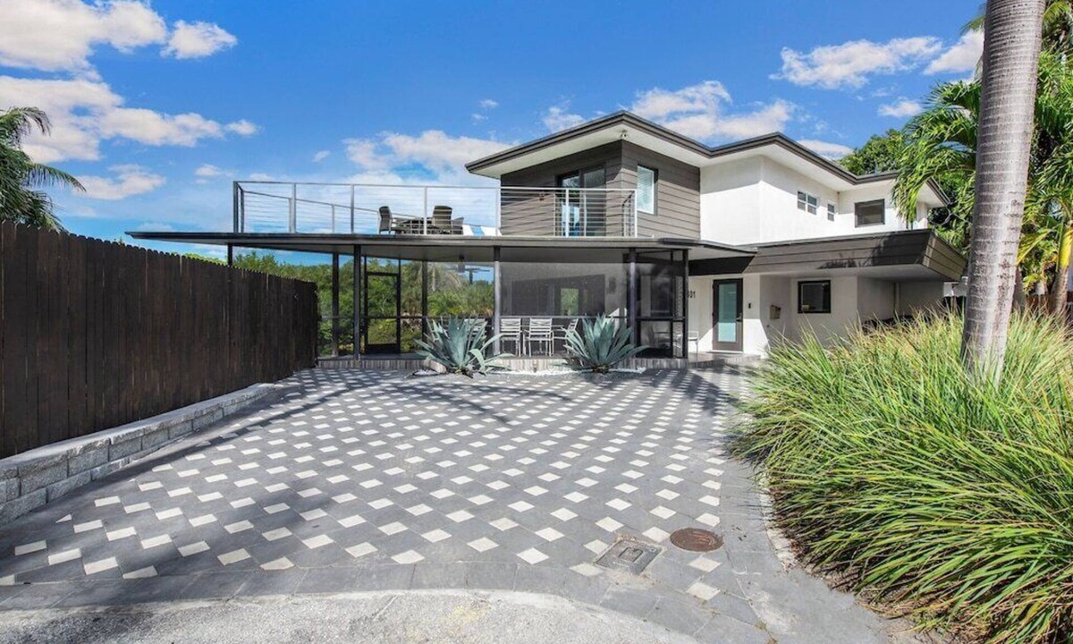 Birch Park Finger Streets House | Mid-Centrury Oasis | 1 Block to Ft Lauderdale Beach