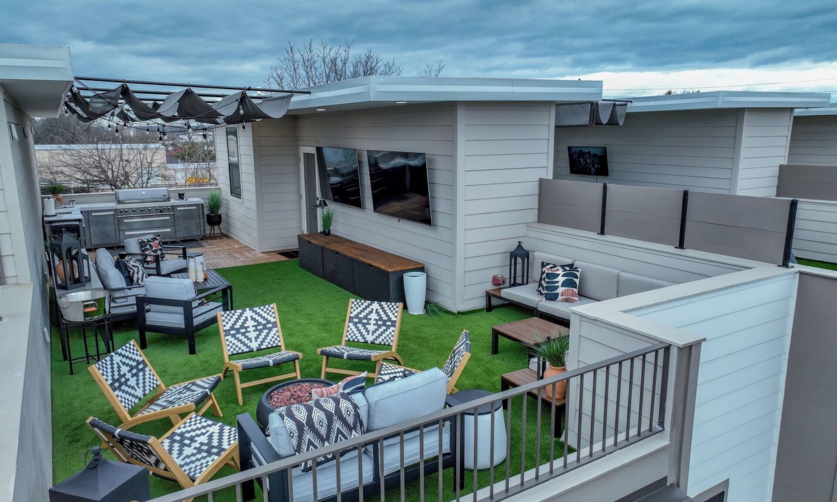 Tuscaloosa House | Million Dollar Rooftop - Luxe townhouse with roof terrace, kitchen, & firepit