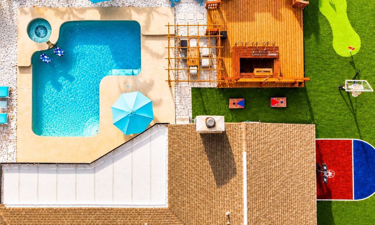 Lake Magdalene House | Mini Resort-Heated Pool-Spa-Game Room-Theater-Golf in Tampa