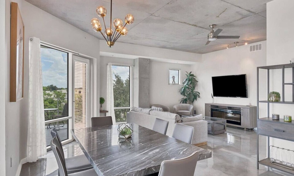 South Eola Apartment | Modern 3 bedroom condo in downtown w free parking