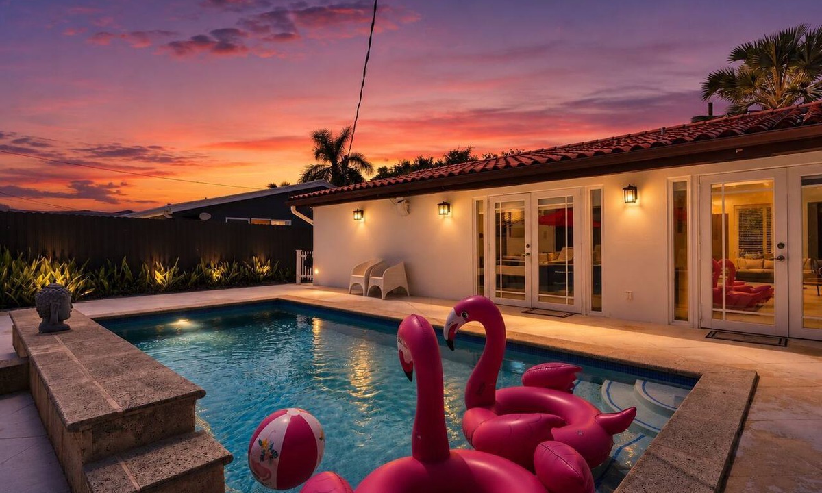 Westchester House | Modern 4BR- Stunning Pool- Parking- Backyard-