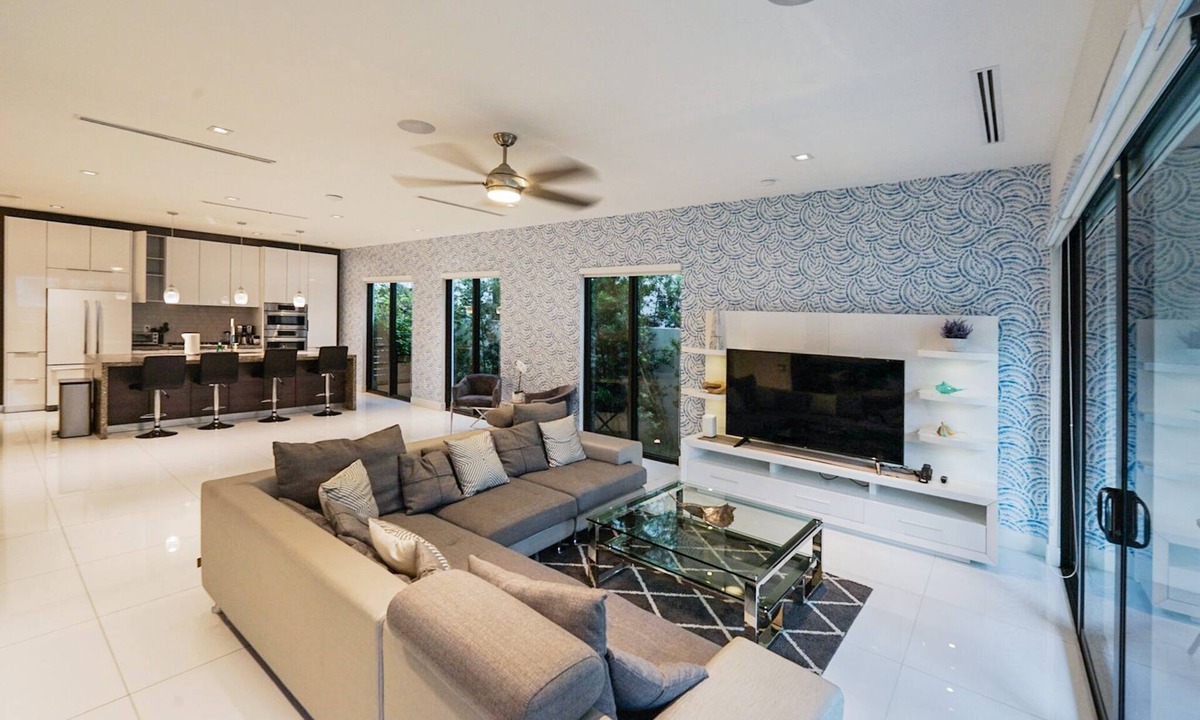 Colee Hammock House | Modern 5BR Townhome 5mins to the beach