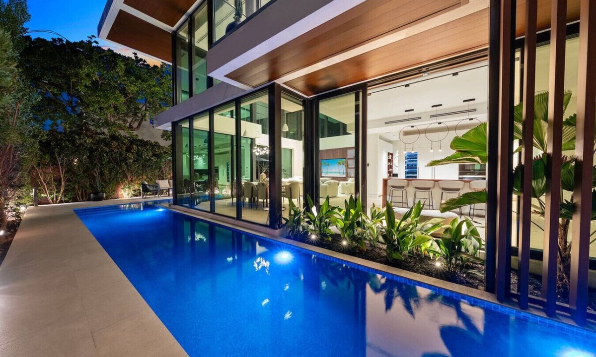Birch Park Finger Streets House | Modern Beach Villa w/Rooftop Jacuzzi & Pool