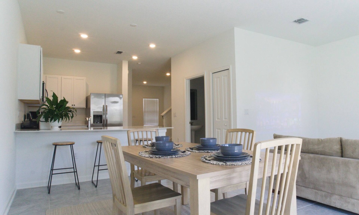 Poinciana House | Modern Bright 3BR Townhome – Pool, Disney 35 Minutes Away, Surrounded by Nature