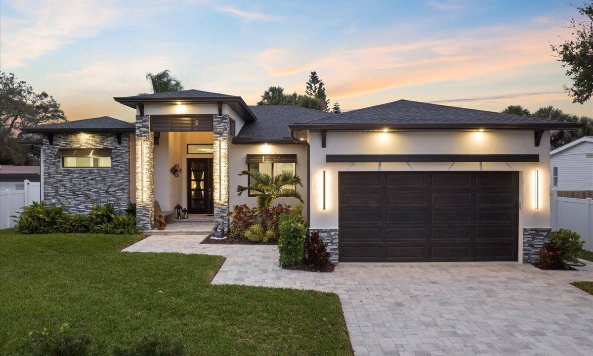 Laurel House | Modern Coastal Escape with Private Heated Saltwater Pool&Spa-Minutes to Beaches