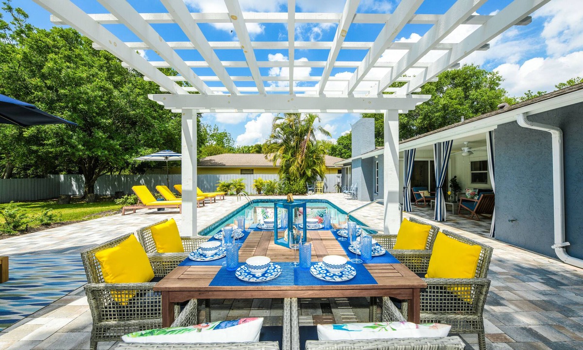 Bee Ridge House | Modern Coastal Pool Retreat Private Heated Pool Minutes to Siesta Key Beach